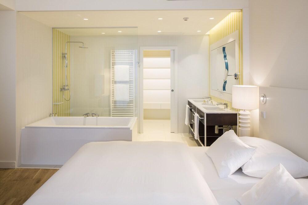 Falkensteiner Hotel & Spa Jesolo מראה חיצוני תמונה A bathroom at the Mandarin Oriental, Munich